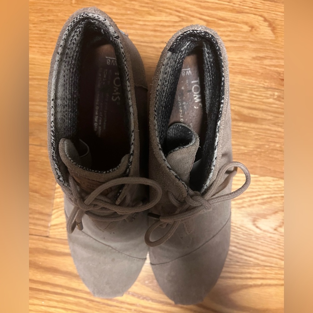 Tom’s booties. Lace up booties. Brown boots. Tan booties. EUC. Suede material. - Picture 2 of 4